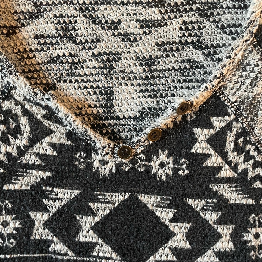 Almost Famous 3/4 sleeve top Size L - Picture 2 of 7